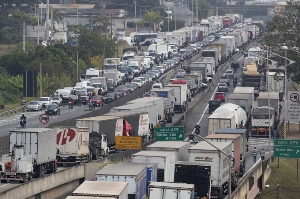 Temer convoca al Ejército ante huelga de camioneros en Brasil