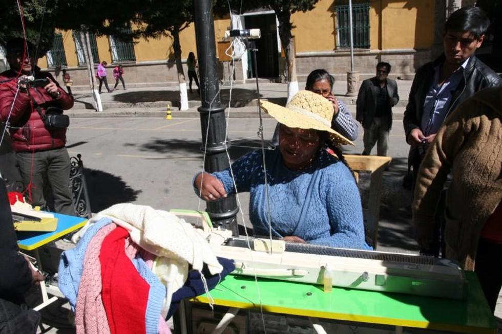 Madres exhiben máquinas de tejer en la plaza central