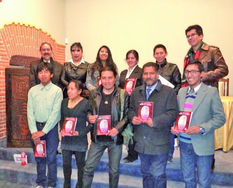 Presentan libro de cuentos y poesías