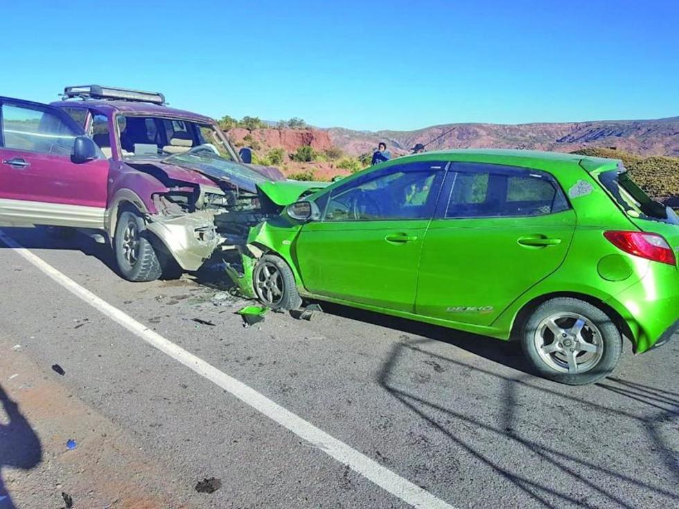 Colisión frontal de vehículos deja una persona fallecida