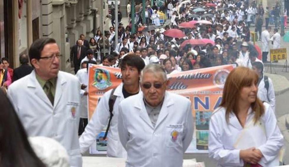 Médicos cumplen hoy paro movilizado de 24 horas en todo el país