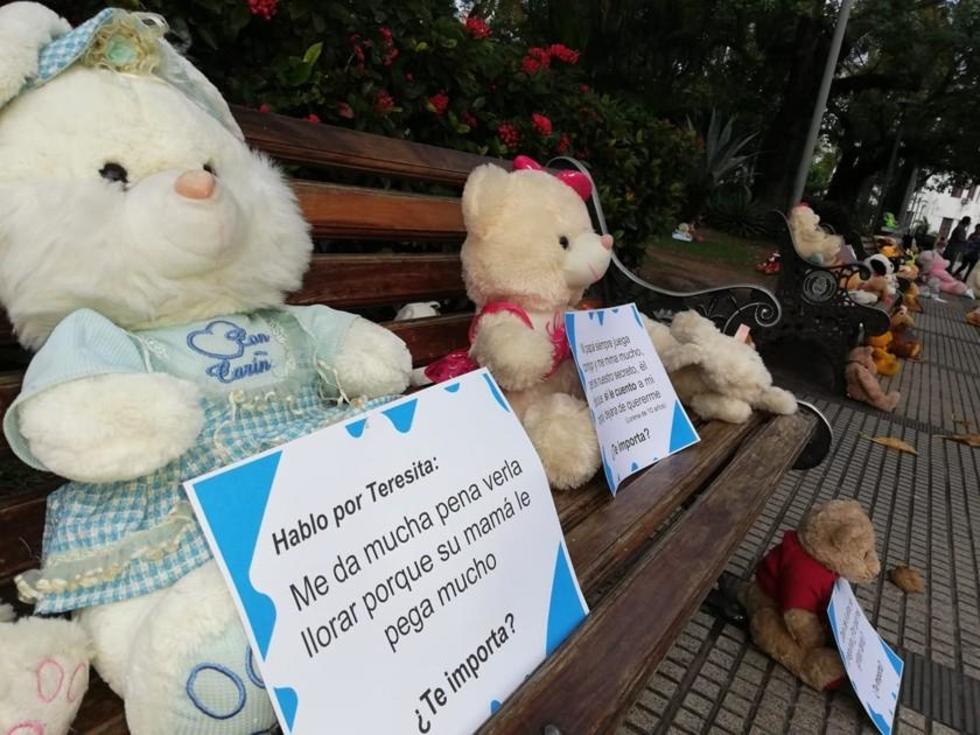 La plaza principal de Santa Cruz amanece repleta de peluches