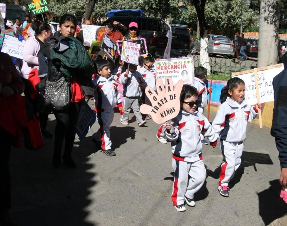 Niñas y niños marcha en contra de la trata y tráfico de personas