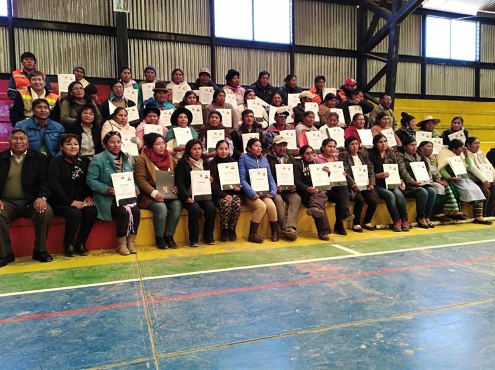 Entregan certificados de formación a productores agrícolas en Colcha K