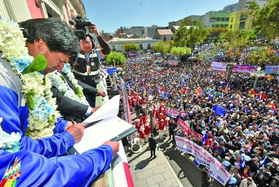 Morales promulga decreto para jubilación de choferes