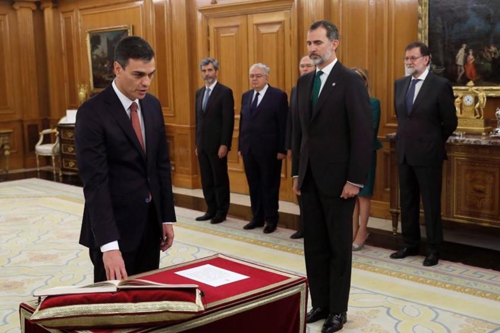 El socialista Pedro Sánchez ya es presidente de los españoles