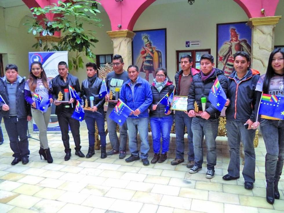 Premian a ganadores de concurso de grafitis