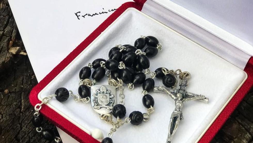 El Papa Francisco le envía rosario del Vaticano a Lula en su celda