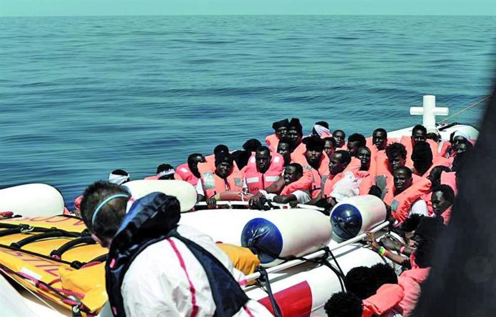 España recibe un barco con 630 migrantes tras rechazo de Italia