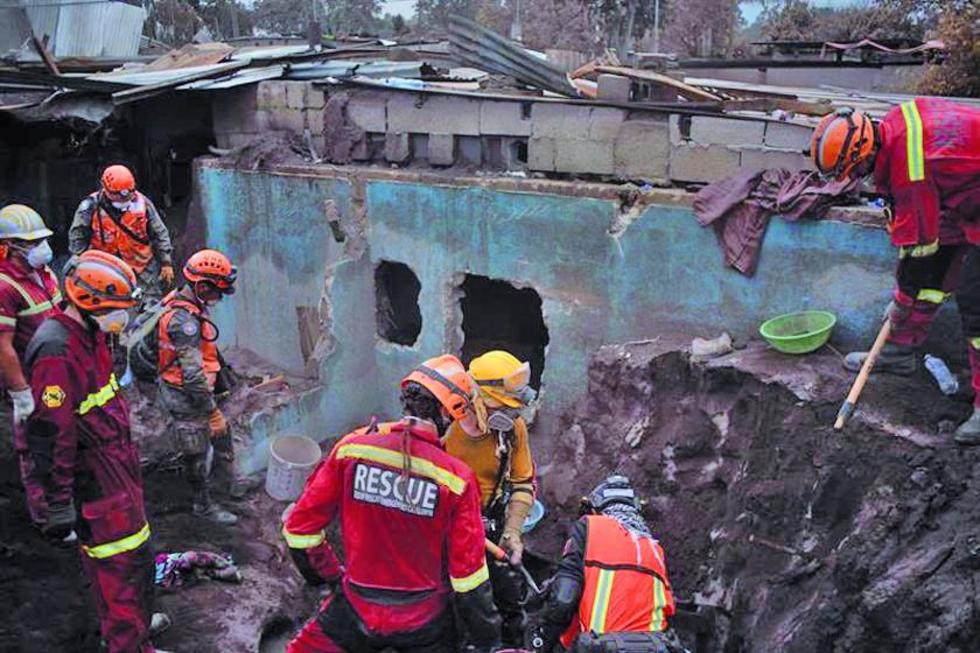 Guatemala busca más víctimas en medio de explosiones volcánicas