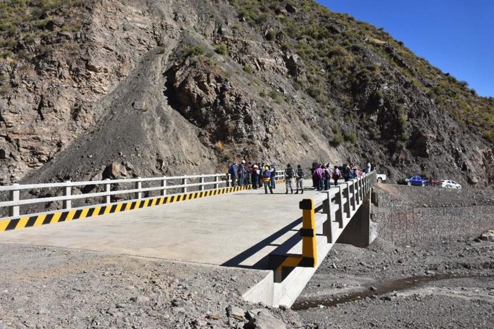 Chuquiuta tiene puente para llevar productos a la ciudad