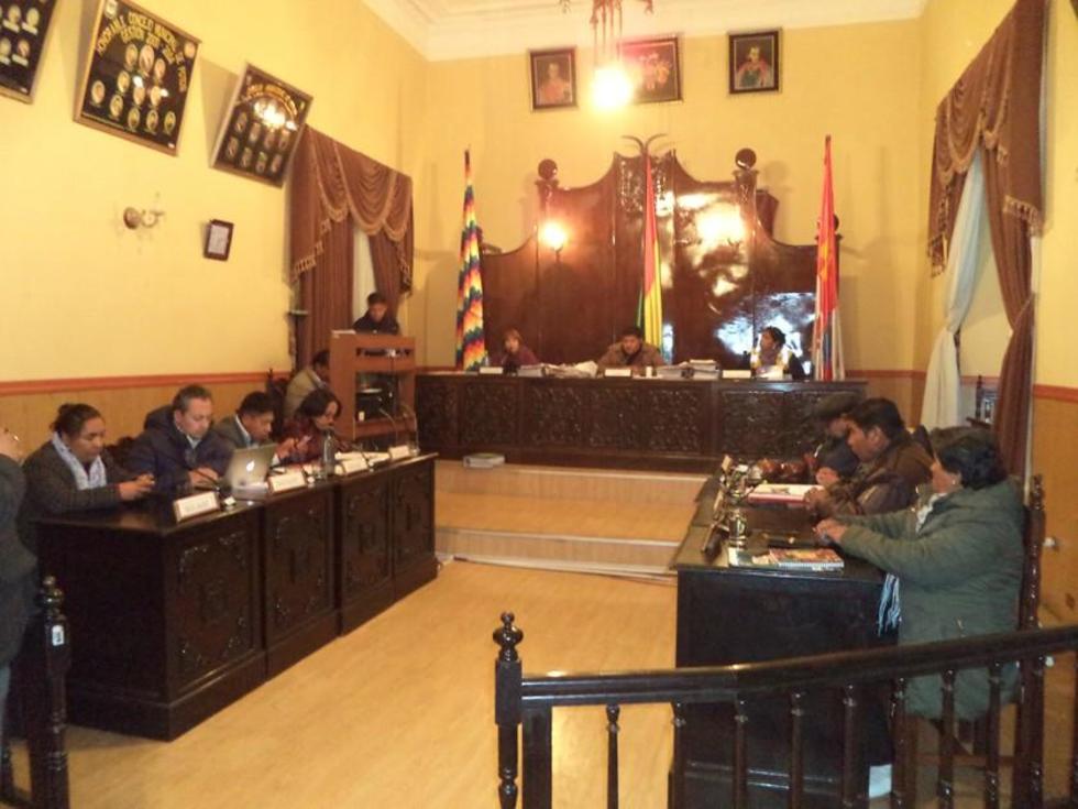 Concejo profundiza su crisis con renuncia de la concejal secretaria