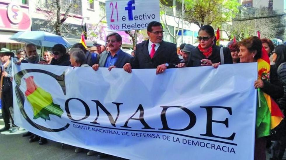 Conade reclama respeto por el 21F con un plantón frente al TSE