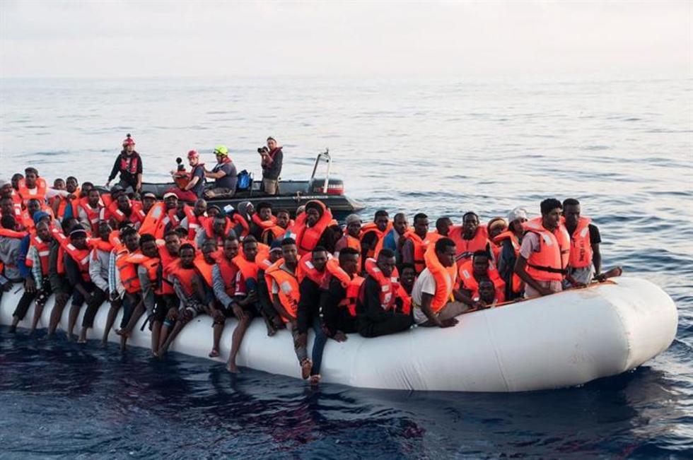 Italia ordena inmovilizar barco  con 224 inmigrantes a bordo