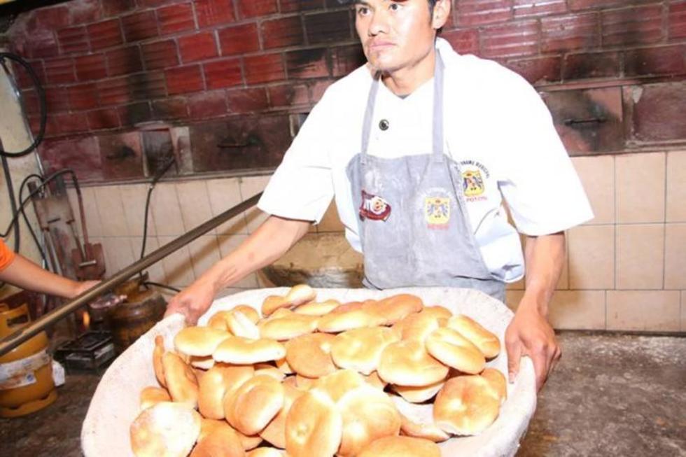 Panaderos reciben harina y mantienen precio del pan