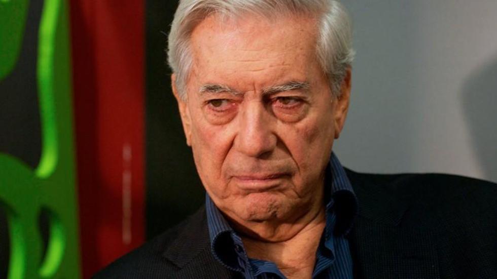 Vargas Llosa tiene caída y sufre un leve traumatismo