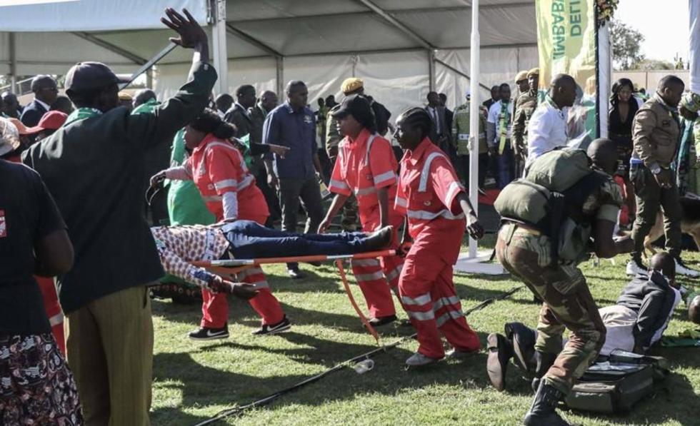 Presidente de Zimbabue sale ileso de explosión que dejó ocho heridos