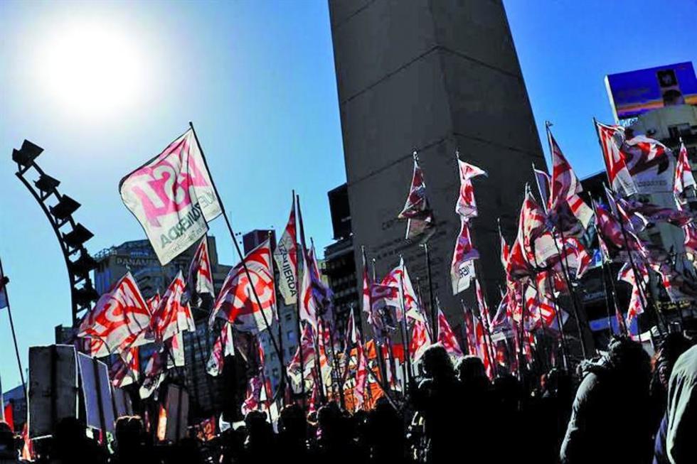 Sindicatos paran y piden cambio de política económica argentina