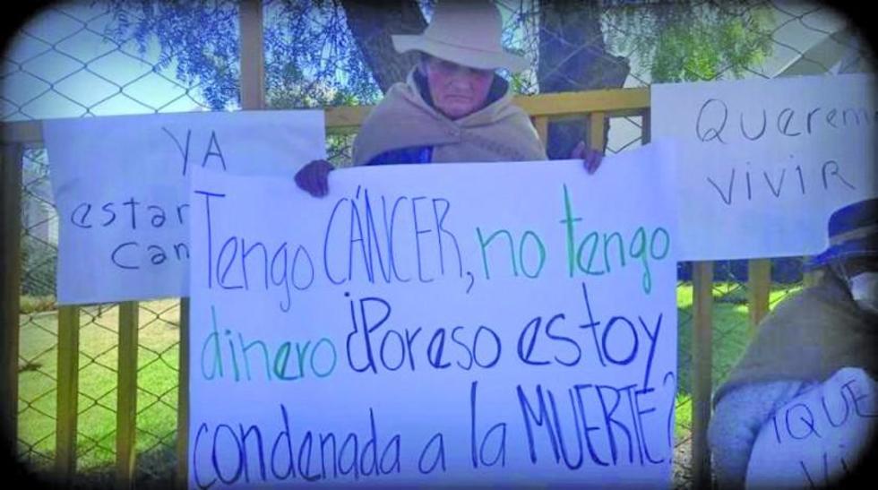 La Paz: pacientes con cáncer se crucifican y exigen atención