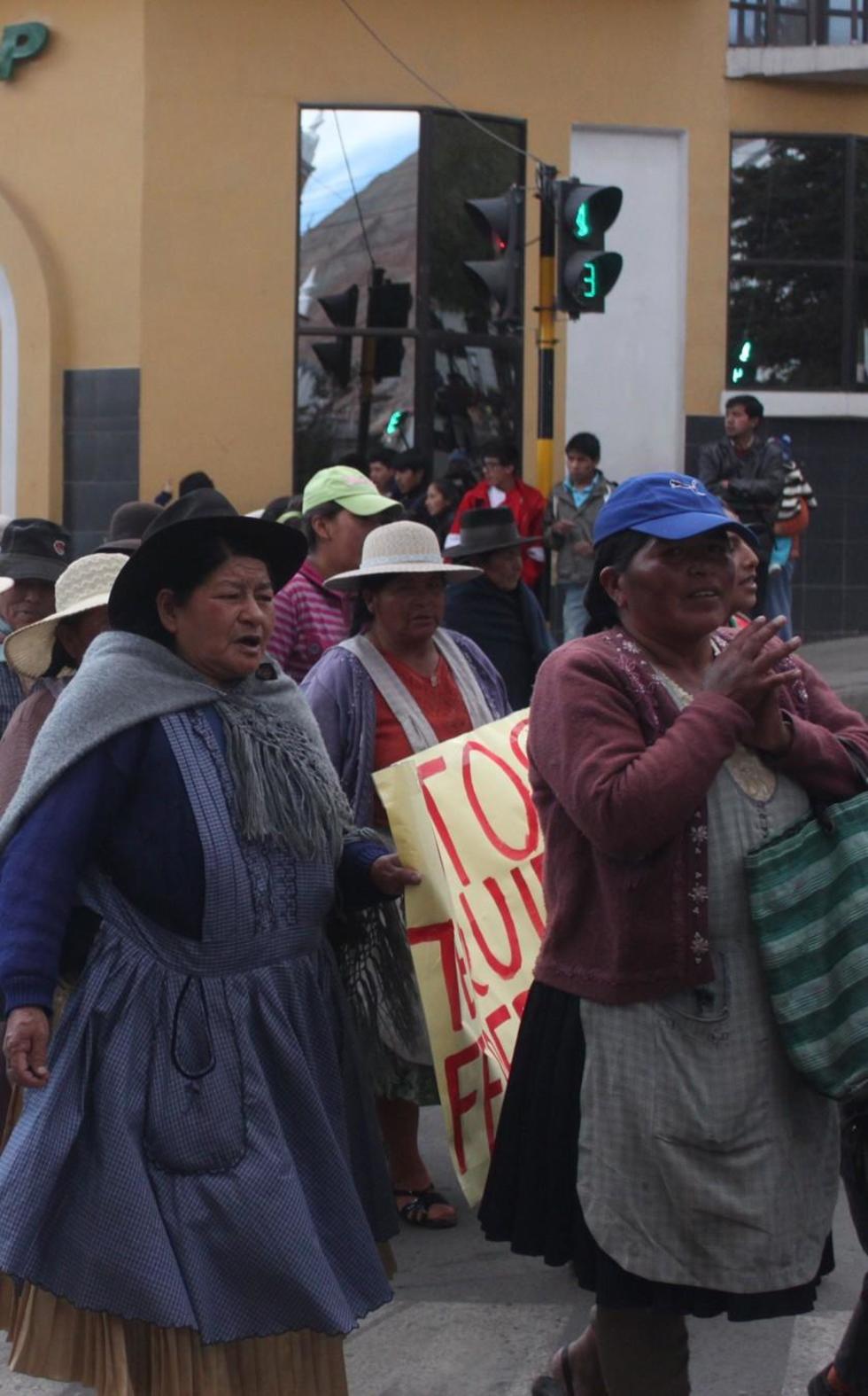 Comunarios protestan contra concejales y les piden renuncia a todos