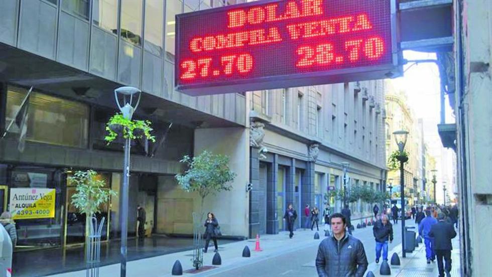 Moneda argentina cierra semana con otra caída respecto al dólar