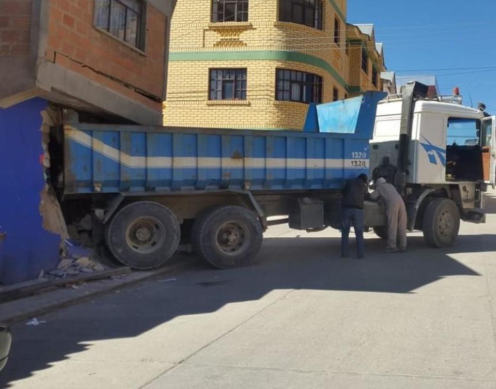 Volquete casi tumba casa y hiere a un niño