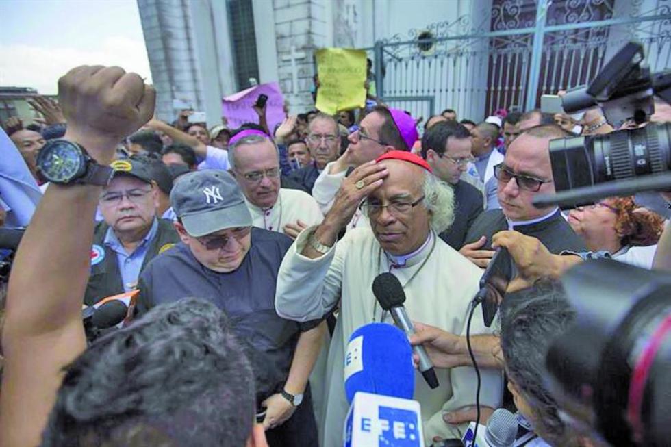 Parapolicías irrumpen en templo y agreden a obispos de Nicaragua