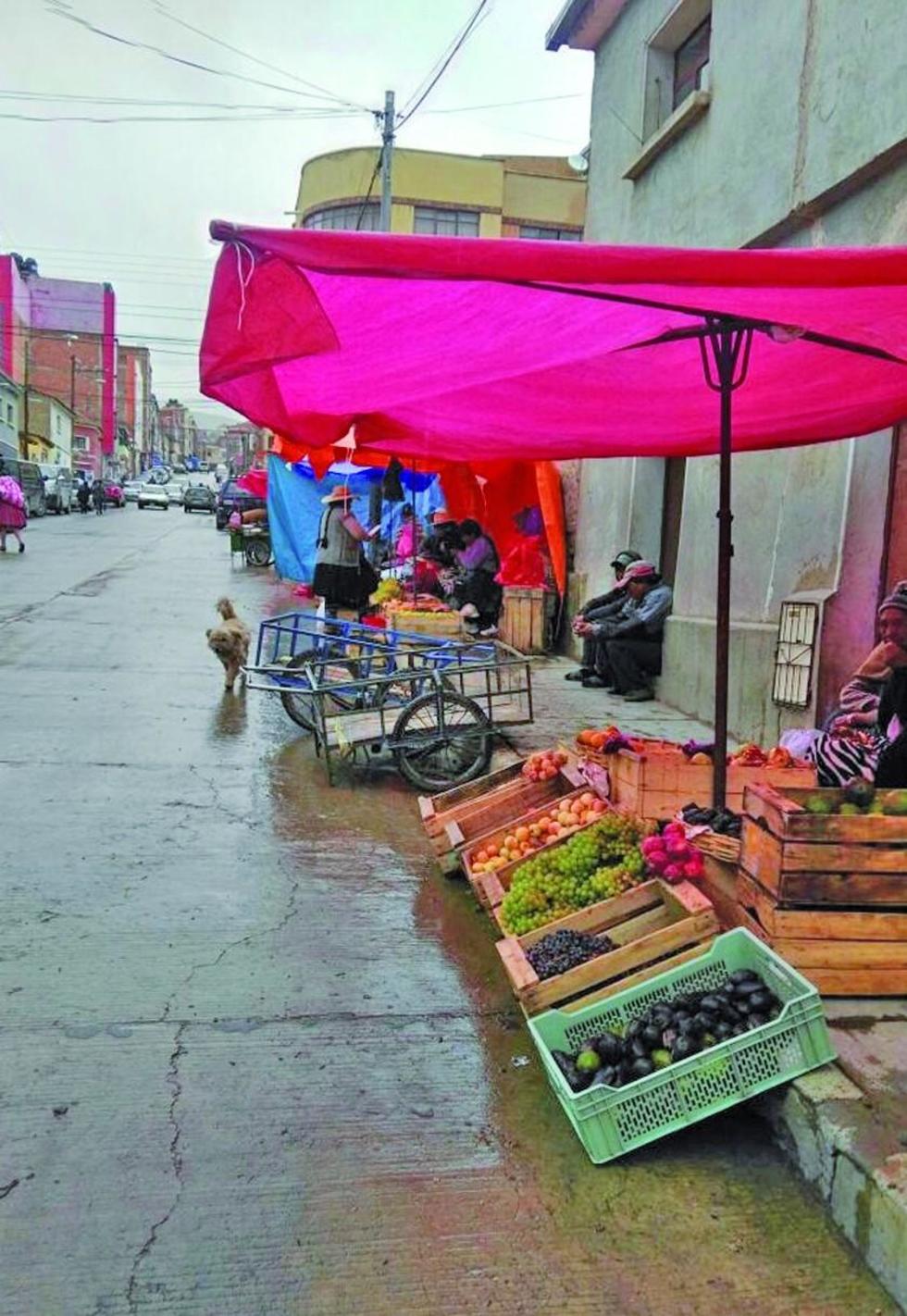Los comerciantes copan las aceras y no hay sanciones
