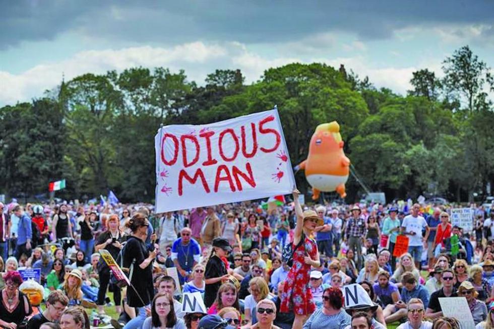 Trump juega golf mientras miles protestan en su contra en Escocia