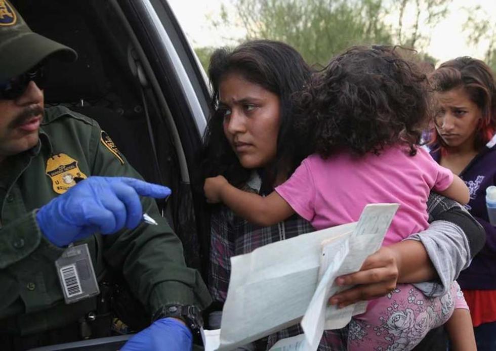 Un juez frena deportaciones de familias reunificadas en EE.UU.