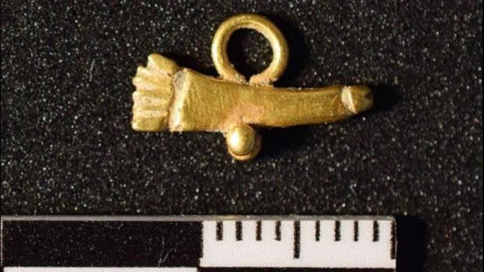 Arqueólogos hallan un  pene de oro  en España