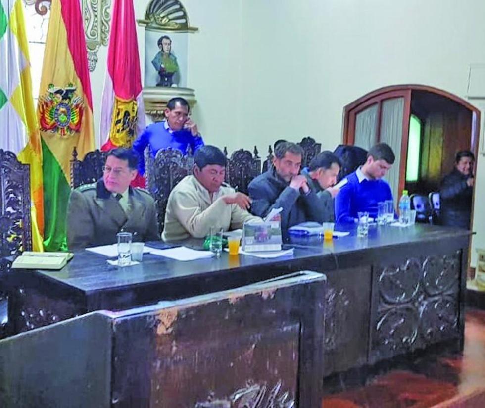 Diálogo logra suspensión de bloqueo de la vía hacia Villazón