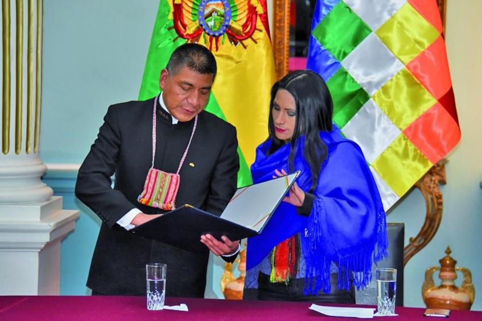 Bolivia lleva a Perú “El libro del Mar”