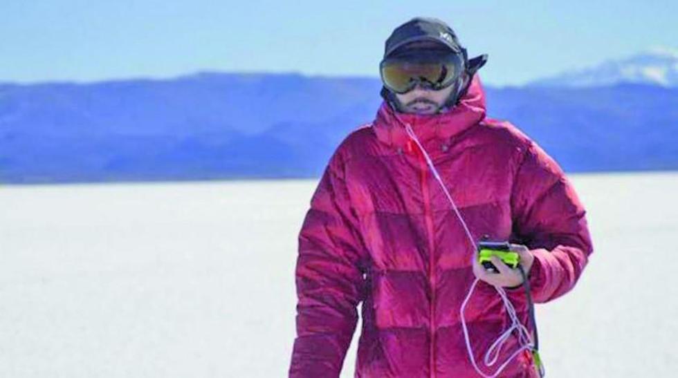 Invidente francés enfrenta a la nieve en el salar potosino