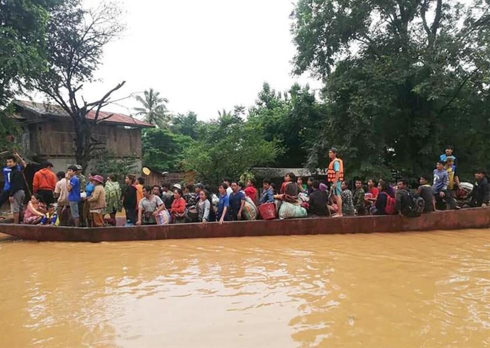 Derrumbe de presa en Laos deja decenas de muertos