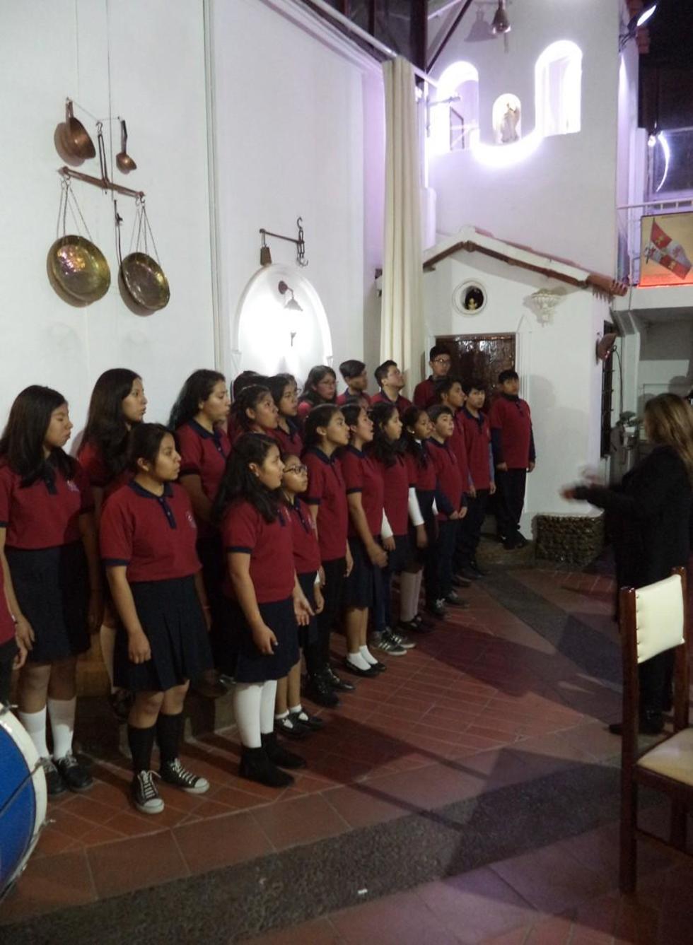 Coro de jóvenes estudiantes de Tarija ofrece concierto