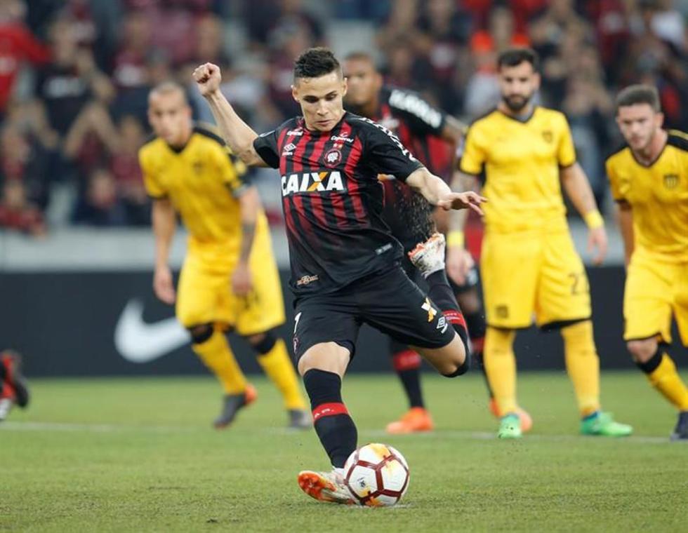 Atlético Paranaense vence a Peñarol