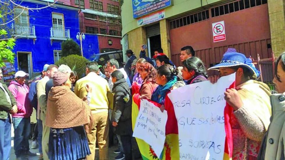 La vía Potosí-Villazón está bloqueada por trabajadores