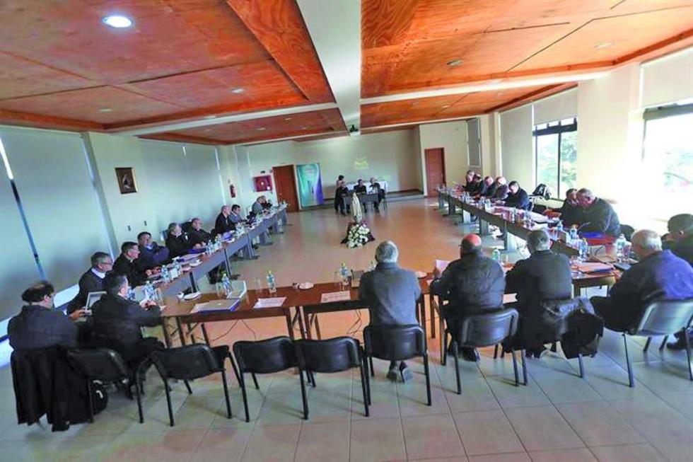 Jerarquía católica chilena busca salir de crisis por abusos sexuales
