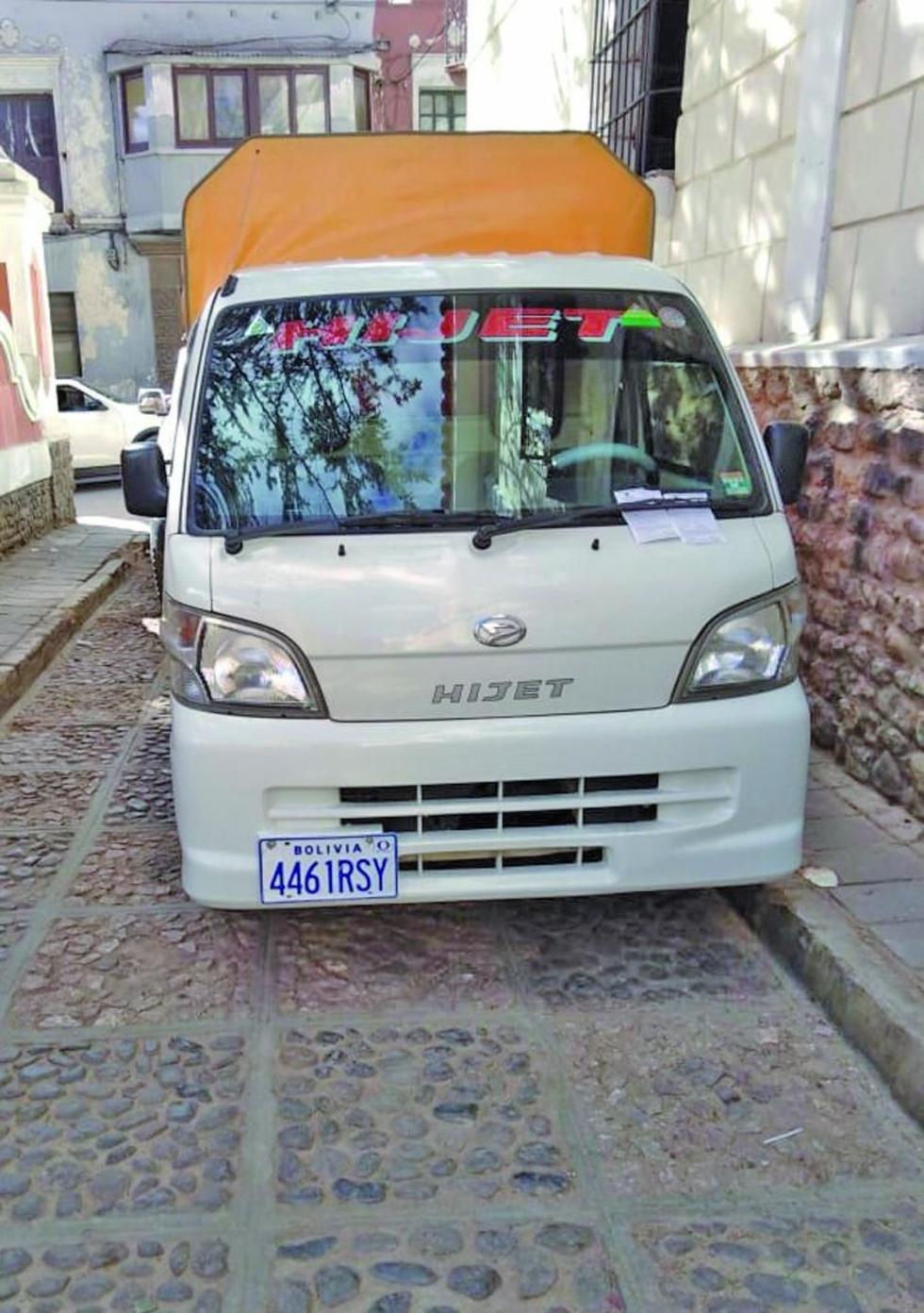 Critican parqueo ilegal de motorizado en calle colonial