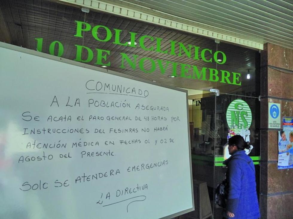 Salubristas de la CNS acatan segundo día de paro nacional de actividades