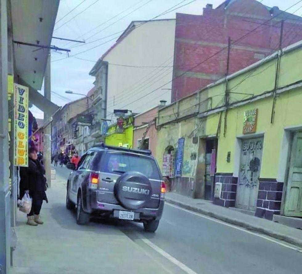 Un conductor usa acera como parqueo