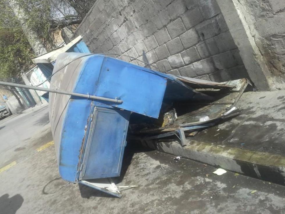 Chofer choca contra una caseta y huye del lugar