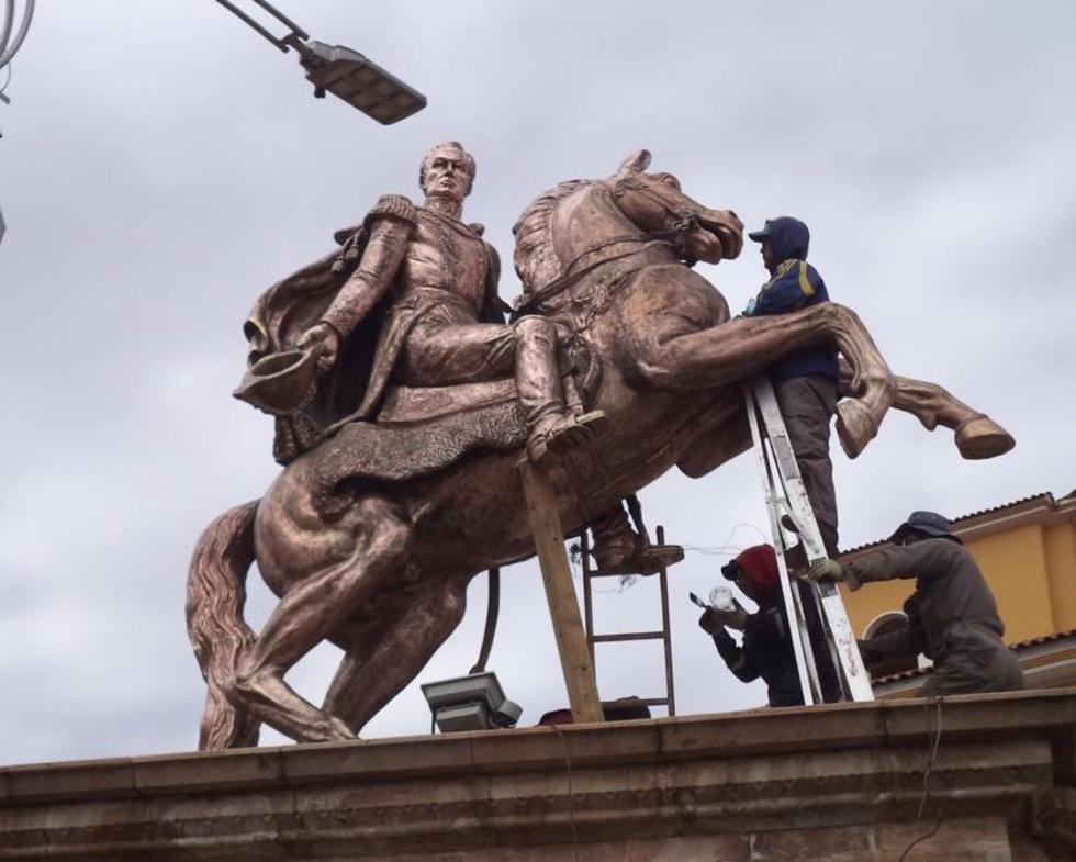 Artistas sugieren técnica en estatua