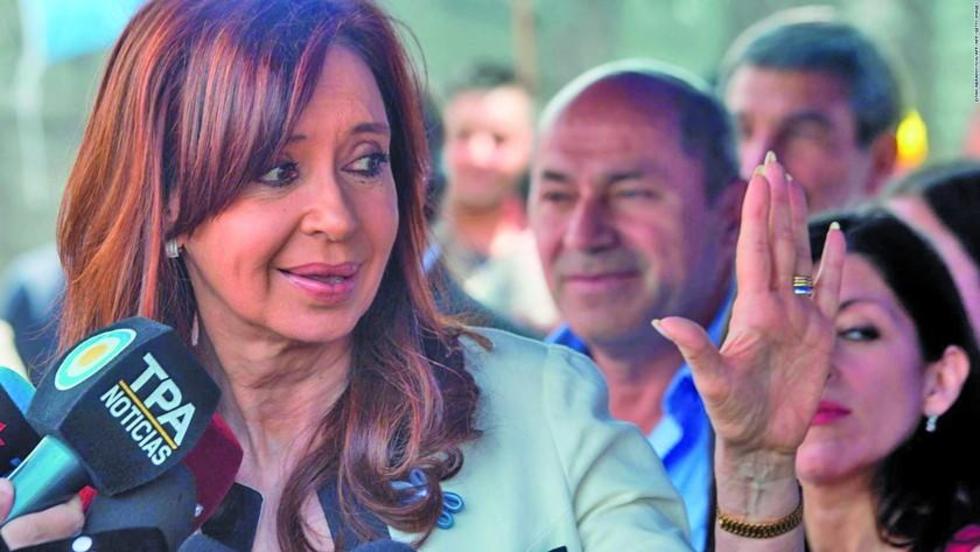 Cristina Fernández reaparece en evento tras escándalo por sobornos