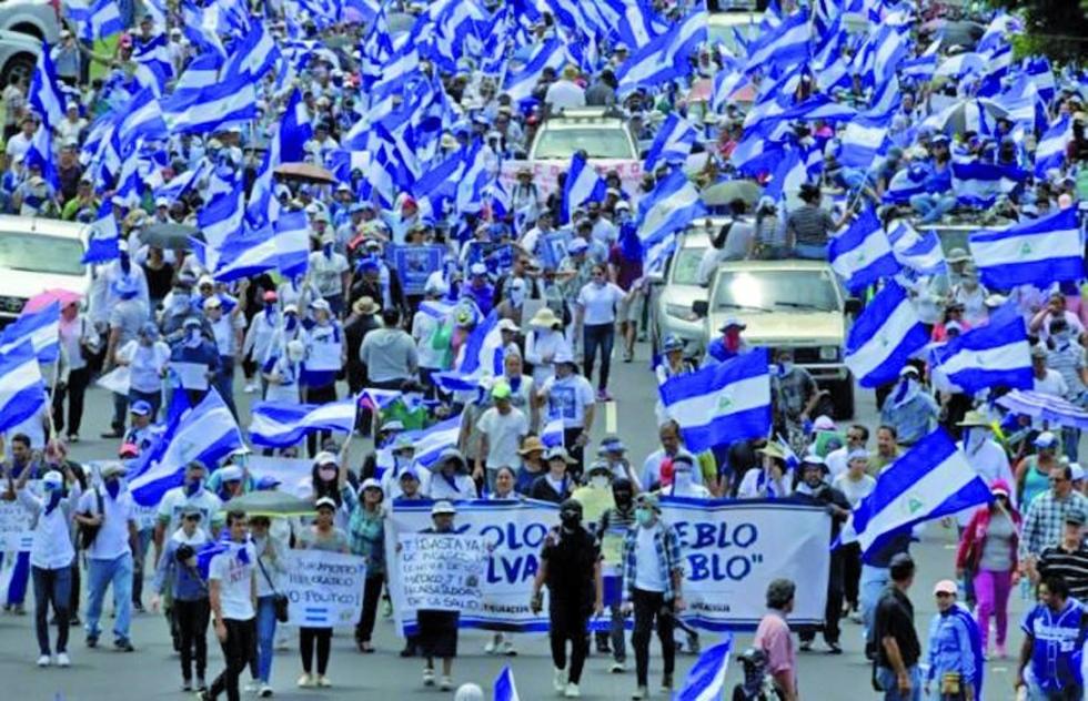 Miles de nicaragüenses marchan contra la destitución de médicos