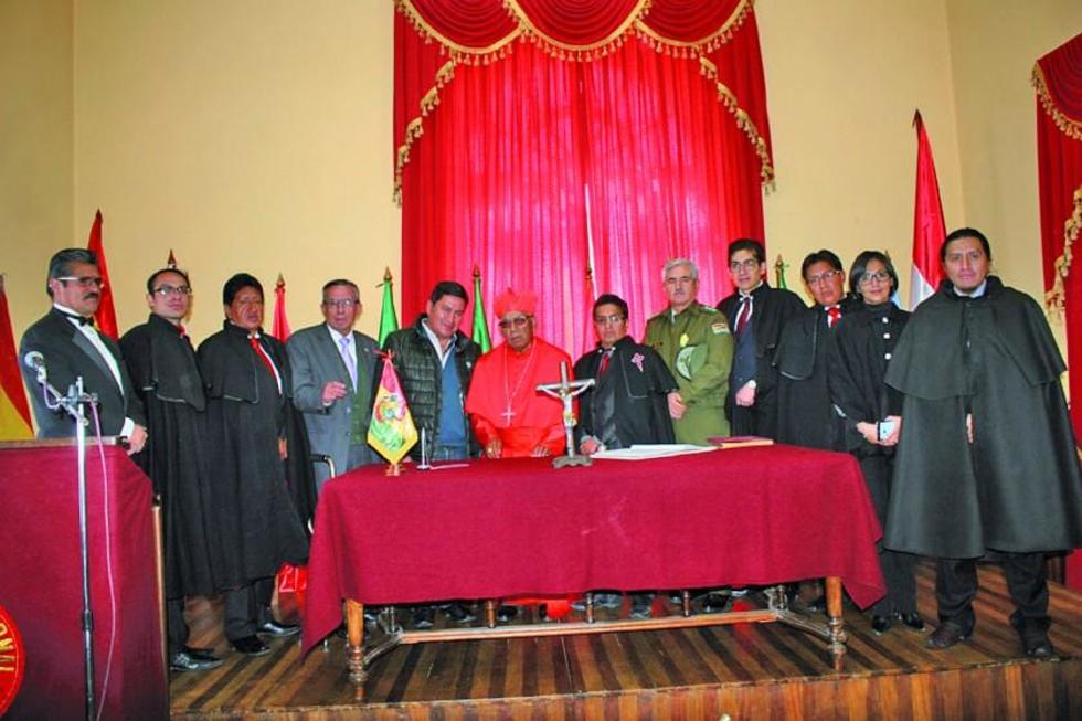 Cardenal Ticona posesiona la SIHP