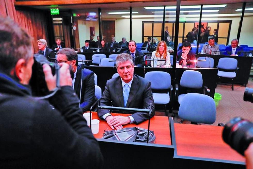 Condenan por corrupción a un exvicepresidente en Argentina