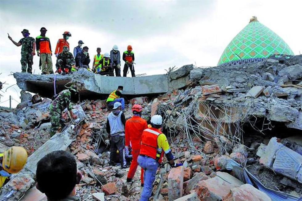 Suben a 105 los muertos por un fuerte terremoto en Indonesia