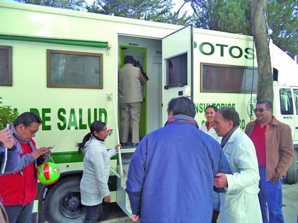 Unidad móvil de la CNS da servicio odontológico a afiliados de la Alcaldía 